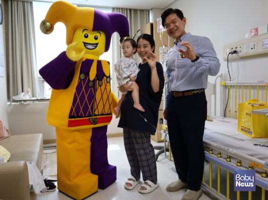 어린이 병동에 직접 방문하여 특별한 추억을 전달한 마스코트 재스터와 이순규 레고랜드 코리아 대표. ⓒ레고랜드 코리아