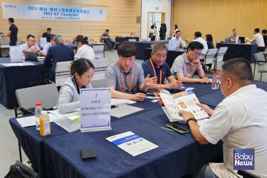 비즈니스 상담을 하고 있다. ⓒ㈜원강