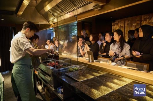 숯불과 볏짚으로 구운 한우 요리 시연에 집중하는 참석자들. ⓒ한우자조금