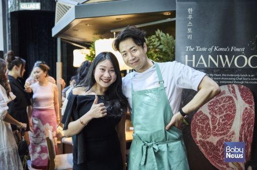 한우 요리 시연 후 진행된 시식 행사에 현지 관계자들과 소통하는 스타 셰프 손종원. ⓒ한우자조금