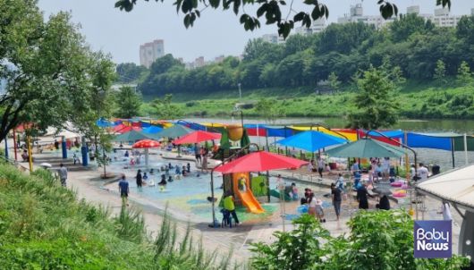 18일 수변휴식 공간 '퐁당퐁당 어린이 물놀이장' 개장. ⓒ금천구