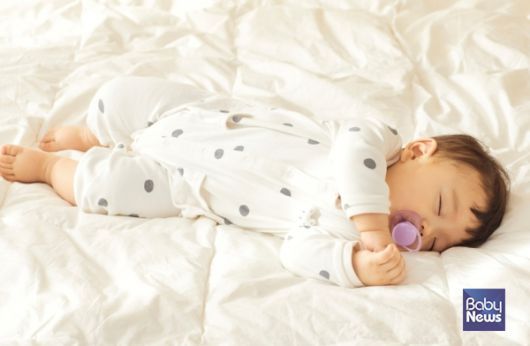 아기들이 쉽게 누워 잠들기도 하는 흔들 요람인 바운서. 하지만 수면 시 질식사 위험이 제기돼 온 이 제품에 대해 국내에서는 그간 안전기준이 모호하게 적용돼 왔다. ⓒ베이비뉴스