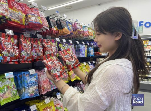 GS25가 기존 ‘콜라맛’에 신규 플레이버 ‘레몬 콜라맛’을 더한 ‘젼언니 스윗믹스젤리 콜라맛’을 출시했다ⓒGS25