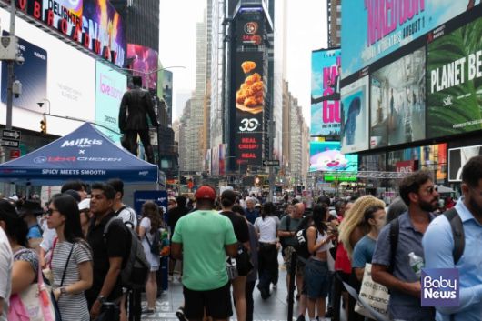 BBQ치킨_뉴욕 타임스스퀘어의 ‘원 타임스스퀘어’ 빌딩 외벽에 BBQ 광고가 노출되고 있다. ⓒBBQ