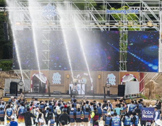 워터 뮤직 풀파티가 펼쳐지고 있는 캐리비안 베이 파도풀. ⓒ캐리비안 베이