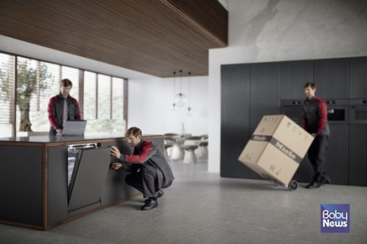 밀레 식기세척기의 위생상태를 정밀 점검하고 전문 케어 서비스를 제공하는 모습. ⓒ밀레