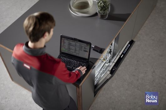 밀레 기기점검 프로그램(MDU)을 활용해 밀레 식기세척기의 작동 상태 및 소프트웨어를 점검하는 모습. ⓒ밀레