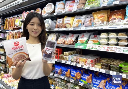 GS25가 서울우유 디저트 신규 라인업으로 ‘서울우유 초코크림빵’, ‘서울우유 초코크림모찌롤’을 선보인다. ⓒGS25