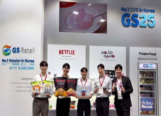 GS리테일 수출입MD팀 담당자들이 ‘THAIFEX 2025'에서 GS25 부스를 운영하며 PB상품을 해외 바이어에게 선보였다. ⓒGS리테일