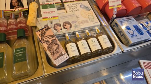 ▲ 서울 중구 명동 눈스퀘어에서 열린 ‘다모아 뷰-티 팝업스토어’에 진열된 호작도 ⓒ에디션. 코리아나화장품 앰플엔