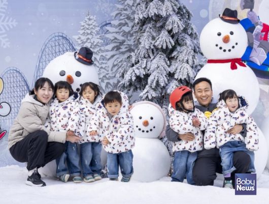 눈썰매장 스노우 버스터 포토존에서 기념 사진을 촬영하고 있다. ⓒ에버랜드