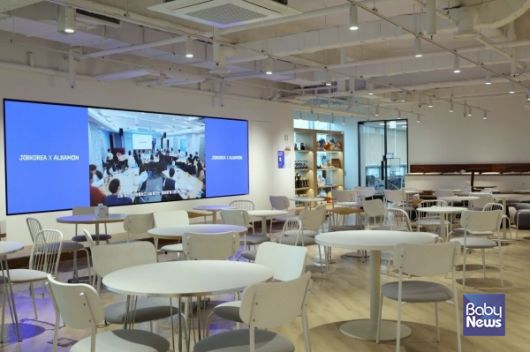 잡코리아는 최근 본사 라운지를 더 넓게 개편하며 내외부 네트워킹 행사 공간으로 활용하고 있다. ⓒ잡코리아