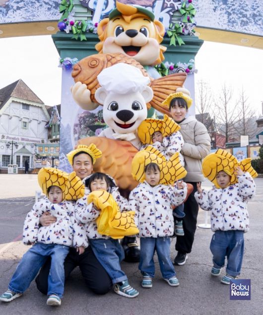 에버랜드 '붕어빵 러쉬' 현장을 찾은 다섯 쌍둥이 가족이 붕어빵 빅헤드 모자를 착용하고 기념 사진을 촬영하고 있다. ⓒ에버랜드