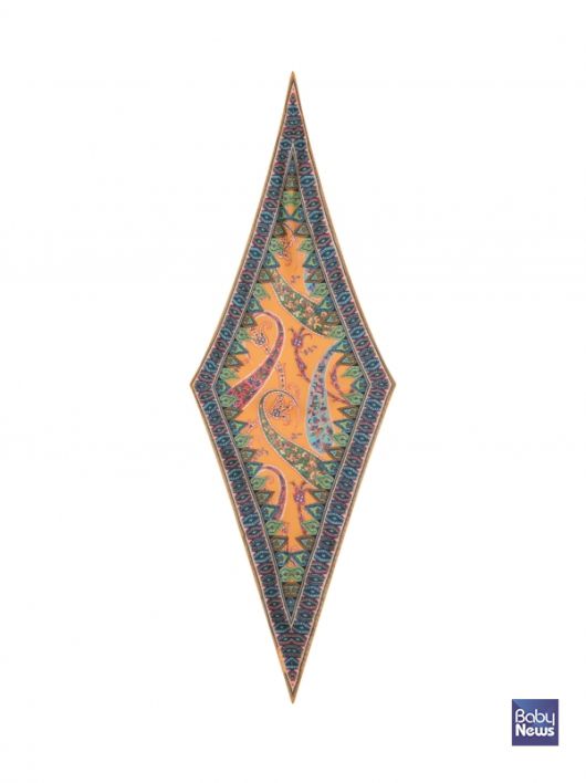 플로럴, 페이즐리 프린트 & 메달리온 모티프 실크 스카프. ⓒ플로럴