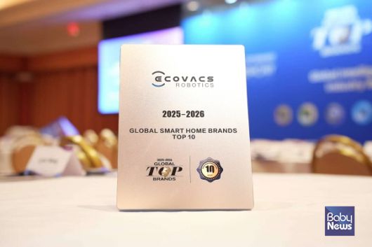 ▲ 에코백스, CES 2026서 (왼쪽부터) ‘글로벌 스마트홈 TOP 10’, ‘글로벌 혁신 홈 서비스 로봇 브랜드상’ 동시 수상. ⓒ에코백스