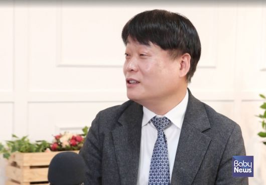 소장섭 베이비뉴스 편집국장이 한국공인노무사회와 베이비뉴스가 지난해 12월 30일 서울 마포구 베이비뉴스 스튜디오에서 「이재명 정부의 노동 정책 및 제도 개선 방안」 좌담회를 진행하고 있다. 이효상 기자 ⓒ베이비뉴스