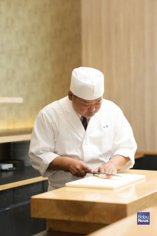 더블트리 바이 힐튼 서울 판교, 힐튼 후쿠오카 씨 호크 ‘토모즈나’ 하기와라 카즈타카 헤드셰프. ⓒ더블트리 바이 힐튼 서울 판교