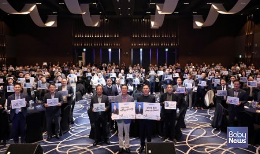 Sh수협은행(신학기 은행장)은 15일 2026년 제1차 경영전략회의를 개최했다고 밝혔다. 수협중앙회 노동진회장(중앙 앞에서 왼쪽 두 번째)과 Sh수협은행 신학기은행장(중앙 앞에서 왼쪽에서 세 번째) 등 참석자들이 함께 기념사진을 찍고 있는 모습. ⓒSh수협은행