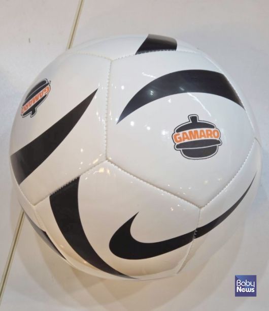 기증 축구공. ⓒ마세다린