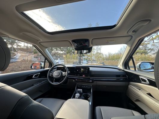 파노라믹 커브드 디스플레이가 적용된 실내. 기어는 전자식 변속 다이얼 형식이다. 사진=이코노믹리뷰 이소영기자