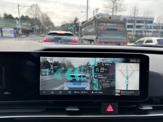 운전자 중심의 편의사양이 눈에 띈다. 죄회전을 표시하고 있는 내비게이션. 사진=이코노믹리뷰 이소영기자