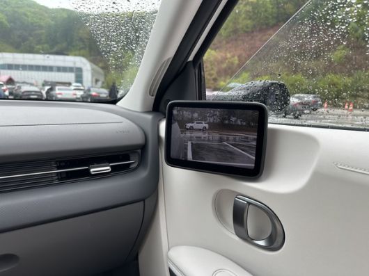 비가 오는 날에도 선명하게 보이는 디지털 사이드 미러. 사진=이코노믹리뷰 이소영