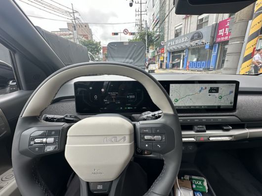 운전석엔 계기판과 인포테인먼트 시스템이 이어지는 파노라믹 디스플레이가 위치해있다. 사진=이코노믹리뷰 이소영