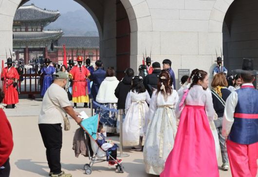 지난 3월 10일 서울 경복궁을 찾은 외국인 관광객들이 한복을 입고 걷고 있다. 사진=연합뉴스