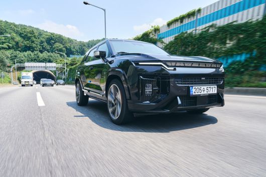 액티언 하이브리드 주행 장면. 사진=KGM