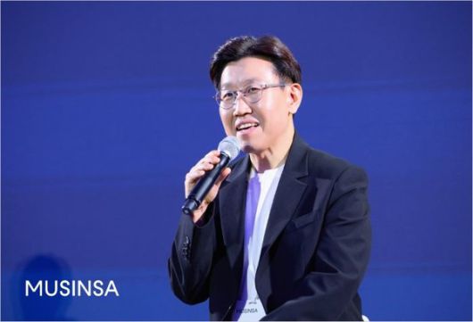 6월 10일 동대문디자인플라자(DDP)에서 열린 ‘글로벌 파트너스 데이’ 미디어 간담회에서 답변하고 있는 박준모 무신사 대표. 사진=무신사