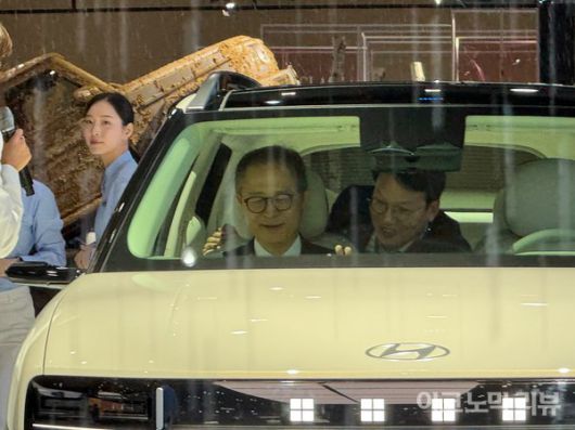 4일 경기도 킨텍스에서 열린 \'2025 서울모빌리티쇼\' 개막식에서 이승렬 산업부 산업정책실장이 현대자동차 \'넥쏘\'를 타보며 미소 짓고 있다. 사진=양정민 이코노믹리뷰 기자