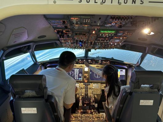 이스타항공 임직원 자녀가 FTD(모의비행훈련장치)를 통해 비행기를 가상으로 조종하고 있다. 사진=이스타항공