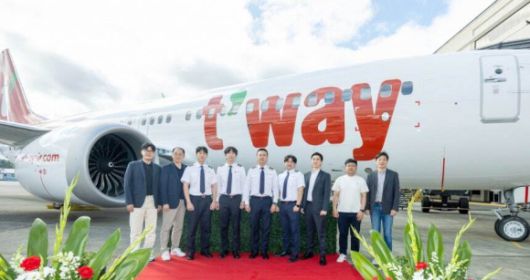 미국 시애틀에 위치한 '보잉 딜리버리센터'에서 티웨이항공 관계자들이 기념 사진을 촬영하고 있다. 사진=티웨이항공