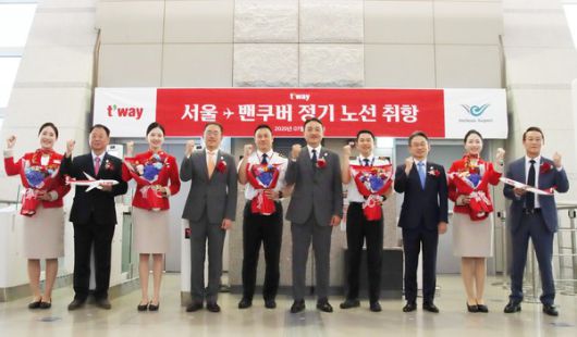 인천국제공항에서 이상윤 티웨이항공 대표왼쪽에서 여섯 번째), 신동익 인천국제공항공사 허브화전략처장(오른쪽에서 세 번째), 서동빈 티웨이항공 경영지원 총괄임원(왼쪽에서 네 번째), 황영조 티웨이항공 여객지원 담당임원(왼쪽에서 두 번째), 조병태 티웨이항공 인천지점장(오른쪽에서 첫 번째)이 임직원들과 함께 인천-밴쿠버 노선 신규 취항식을 진행하고 기념사진을 촬영하고 있다. 사진=티웨이항공