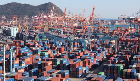 지난 15일 오후 부산항 신감만부두와 감만부두, 신선대부두에 수출입 화물이 쌓여있다. 사진=연합뉴스