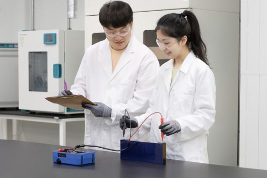 SK온 연구원이 미래기술원 내 위치한 실험동에서 단방향 각형 셀 전압을 측정하고 있다. 사진=SK온