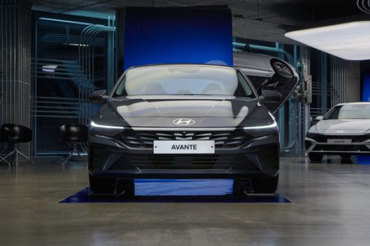 현대자동차가 현대모터스튜디오 서울에 전시한 더 뉴 아반떼. 출처=현대자동차