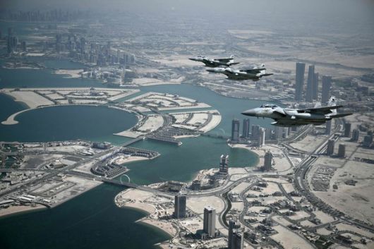 2025년 5월 14일, 사우디에서 출발한 트럼프 대통령 전용기가 도하 착륙을 앞두고 카타르 공군의 호위를 받는 장면. 걸프 국가들의 극진한 환대를 상징한다. 사진=연합뉴스.