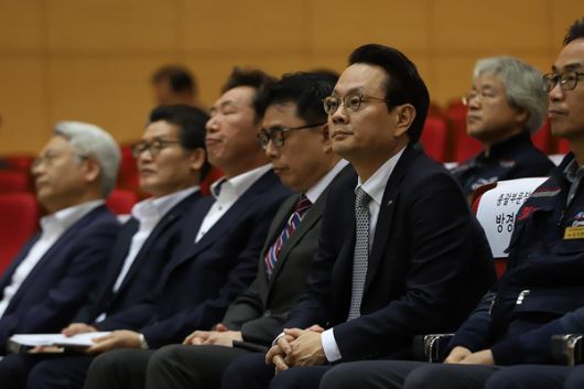 방경만 KT&G 신임 대표이사 사장(오른쪽에서 두번째)이 3월 28일 대전 대덕구 본사 인재개발원에서 열린 KT&G 정기 주주총회에 자리하고 있다. 사진 = 연합뉴스.