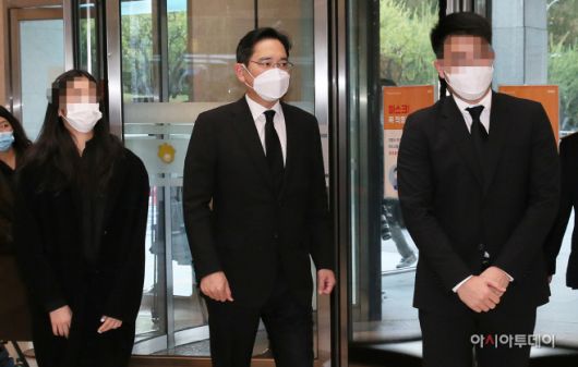 이건희 삼성그룹 회장이 별세한 지난 25일 서울 강남구 삼성서울병원 장례식장에이재용 삼성전자 부회장과 아들 이지호 군, 딸 이원주 양이 들어서고 있다./사진 = 이병화 기자