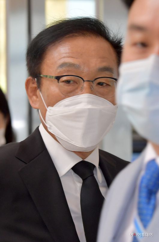 김기남 삼성전자 DS부문 부회장이 26일 오전 고 이건희 삼성그룹 회장 빈소가 마련된 서울 강남구 서울삼성병원 장례식장에 들어서고 있다./사진 = 정재훈 기자