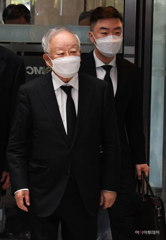 손경식 한국경영자총협회 회장(왼쪽)이 26일 오후 고 이건희 삼성그룹 회장 빈소가 마련된 서울 강남구 삼성서울병원 장례식장에 들어서고 있다./사진 = 정재훈 기자