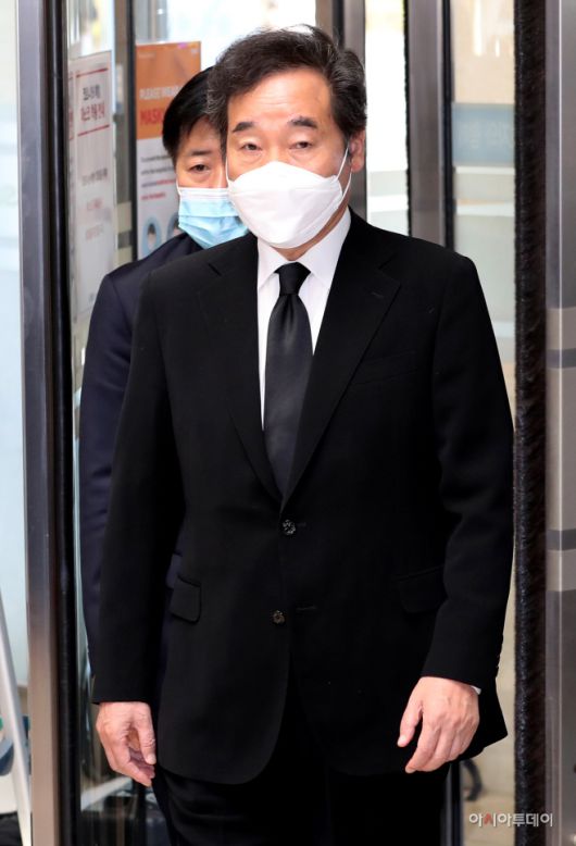 이낙연 더불어민주당 대표가 26일 오전 서울 강남구 삼성서울병원에 마련된 고(故) 이건희 삼성그룹 회장의 빈소로 들어가고 있다./사진 = 정재훈 기자