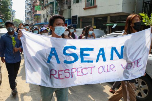 아세안에서 미얀마 쿠데타의 주범인 민 아웅 흘라잉 군 최고사령관과 회담이 열리던 지난 4월 24일, 항의 시위를 벌이고 있는 미얀마 양곤 시민들의 모습. 시위대는 “아세안은 쿠데타의 주범을 미얀마 대표로 인정하지 말라”고 반발하고 있다./제공=AP·연합