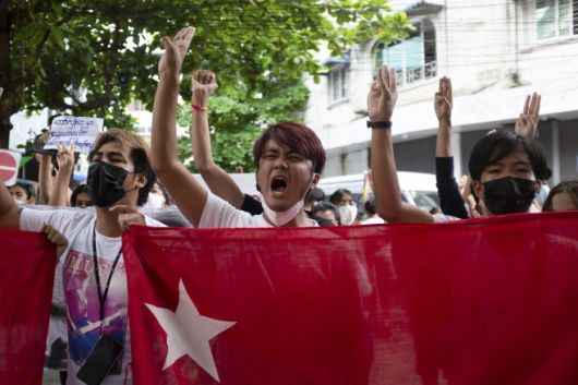 군부 쿠데타에 반대하는 시위자들이 미얀마 양곤에서 민주주의민족동맹(NLD)의 깃발과 세손가락 경례를 들어올리고 있는 모습./제공=AP·연합