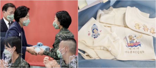 김정숙 여사가 국군의 날인 1일 오후 경북 포항 해병대1사단 부대에서 열린 장병 격려 오찬 참석자 중 셋째 자녀 임신 소식을 알린 한 해병 대위에게 태명을 수놓은 배냇저고리를 선물하고 있다. 오른쪽 사진은 김 여사가 선물한 배냇저고리./연합뉴스