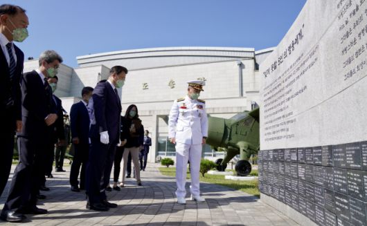 문재인 대통령과 김정숙 여사가 국군의 날인 1일 오전 경북 포항 해병대1사단 부대 내 마린온(MUH-1) 순직자 위령탑을 찾아 유가족과 함께 추모벽을 돌아보고 있다./연합뉴스