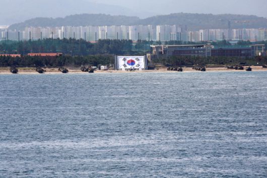 문재인 대통령이 참석한 가운데 1일 경북 포항 영일만 해상에서 열린 제73주년 국군의 날 기념식에서 합동상륙작전 시연이 펼쳐지고 있다./연합뉴스