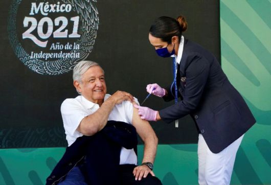 전 세계가 신종 코로나바이러스 감염증(코로나19) 오미크론 변이 확산으로 비상인 가운데 7일(현지시간) 멕시코 중서부 과달라하라에서 안드레스 마누엘 로페스 오브라도르 대통령이 아스트라제네카의 코로나19 백신 부스터샷(3차 접종)을 맞고 있다. /제공=로이터·연합