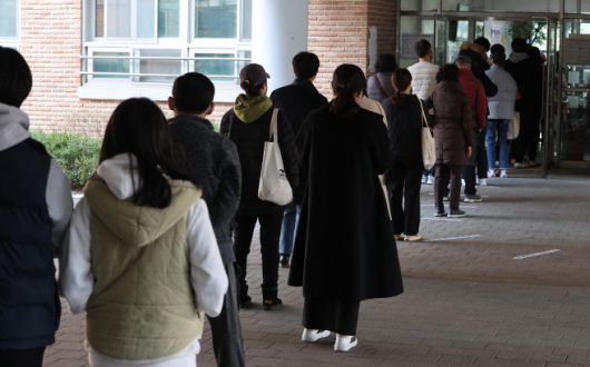 9일 서울 송파구 송례중학교에 설치된 위례동 제3투표소에서 유권자들이 투표를 기다리고 있다./사진=연합뉴스